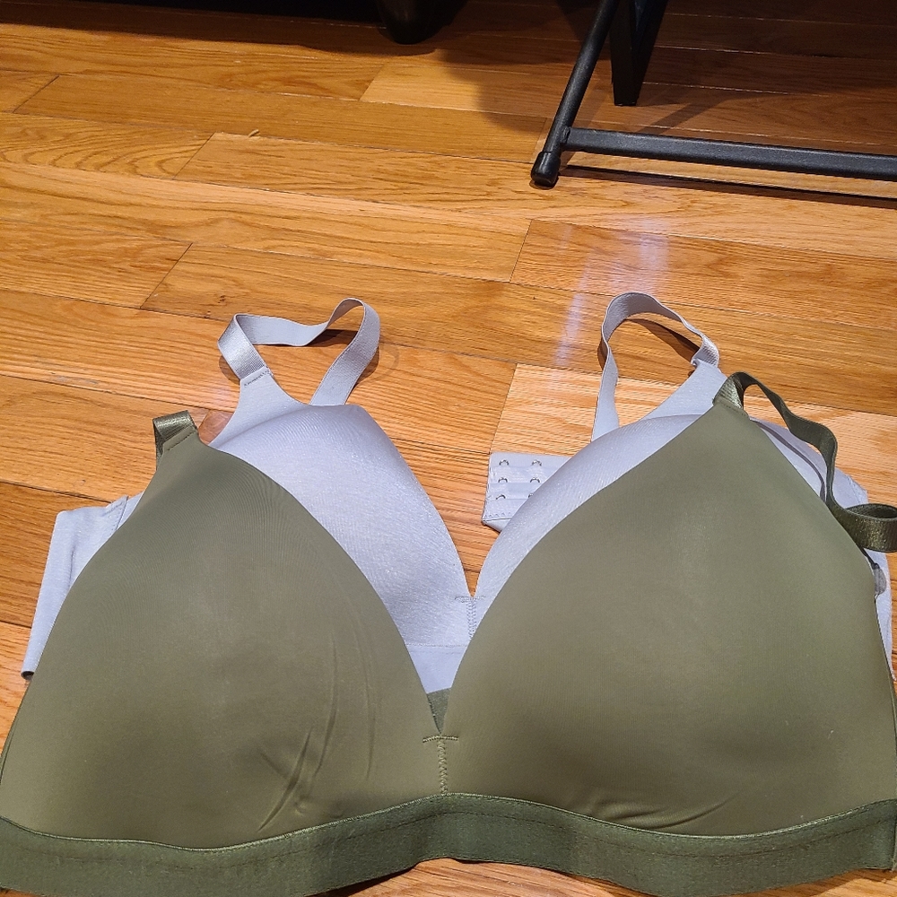 Set of 2 wireless bras with wide backs - grey and green - size 42D - NWOT